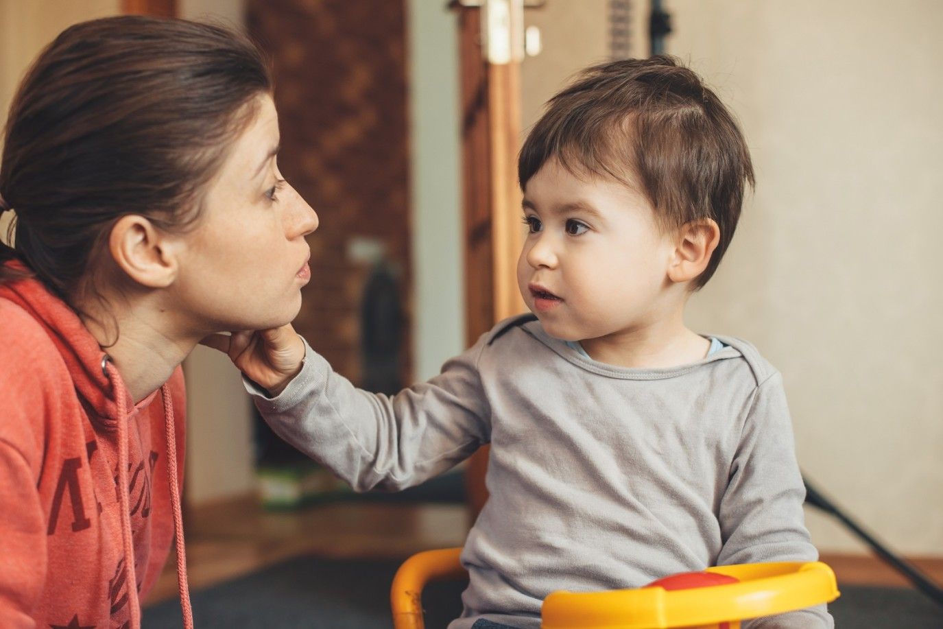 طفلكِ يُعاني من تأخر الكلام.. إليكِ 10 ألعاب مجربة لمساعدته