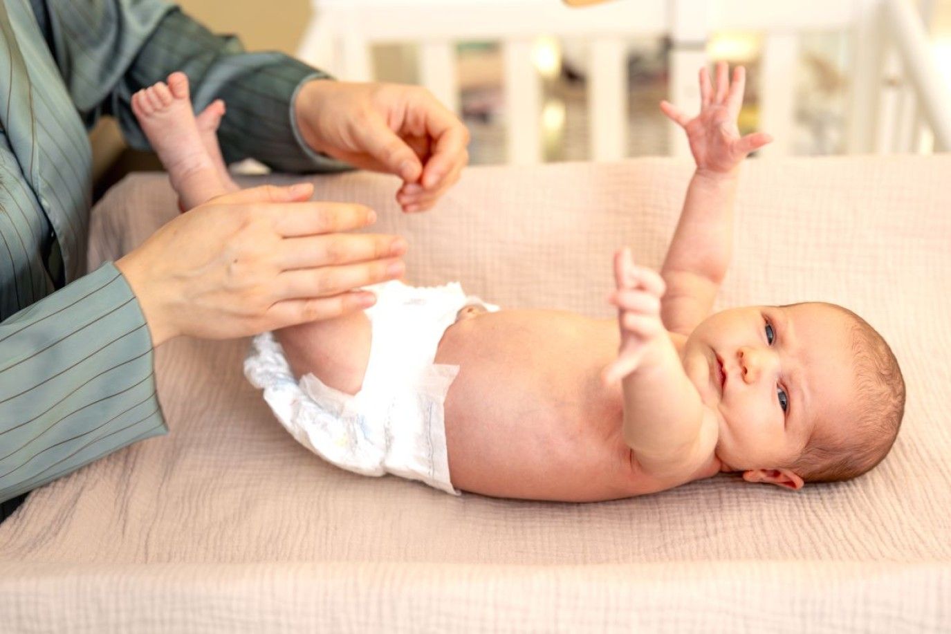 أمهات يتساءلن: هل أرضع مولودي أولًا أم أقوم بتغيير الحفاض؟