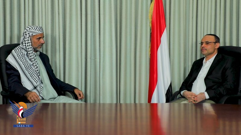 الحوثيون يصرفون رواتب الموظفين بعد ضربة صنعاء ويطلبون دعمًا شعبيًا لـ"القوة الصاروخية"