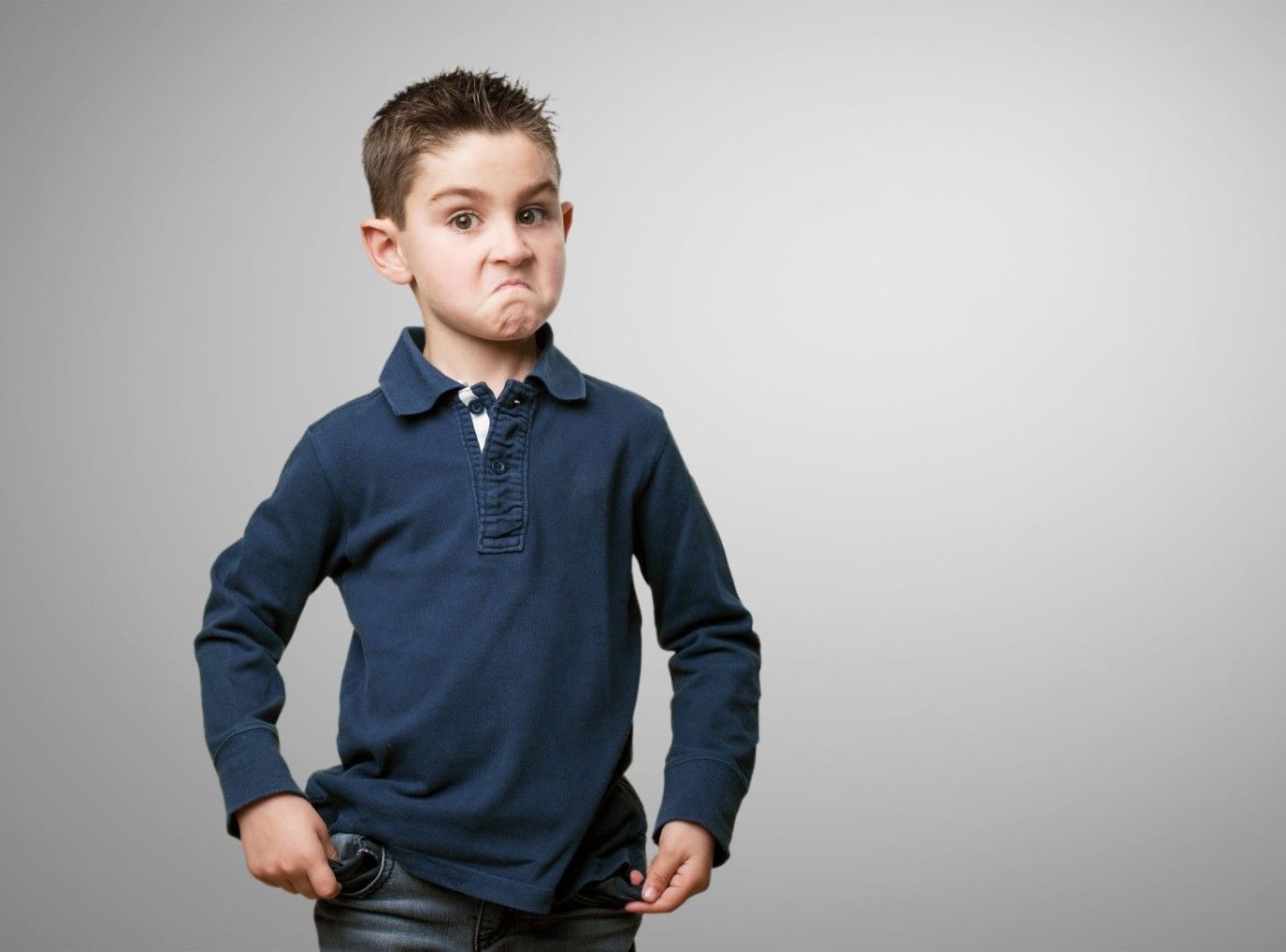 كيف تجعلين طفلك يسمع كلامك وهو مقتنع أنه يتخذ قراراته بنفسه؟