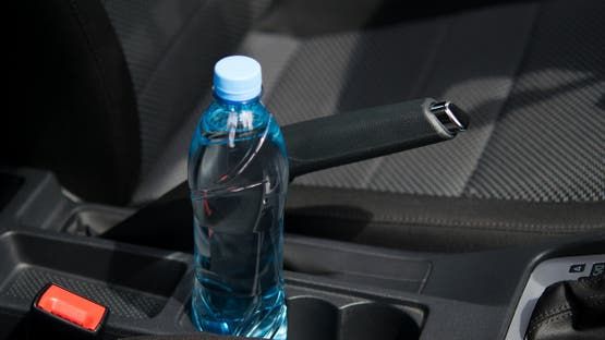 دراسة صادمة ...زجاجات البلاستيك داخل السيارة تسمم الجسم