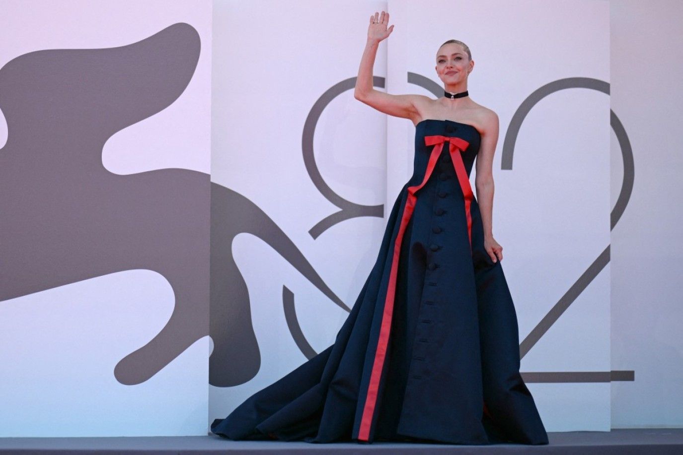 فينيسيا 2025: أماندا سيفرايد تُمازح الجمهور على السجادة الحمراء لفيلم The Testament of Ann Lee