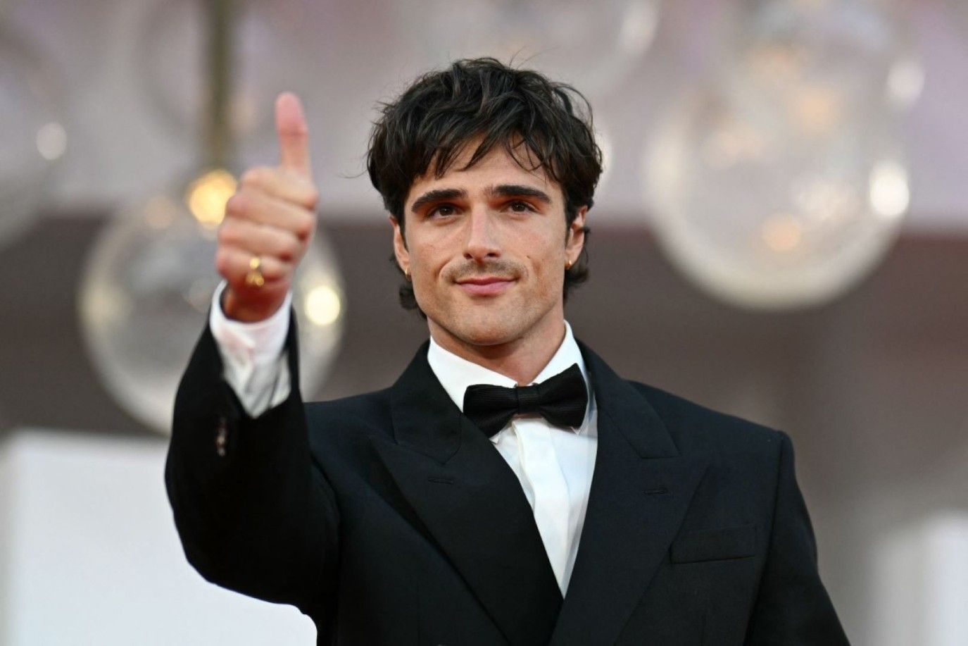 جاكوب إلوردي يبكي تأثراً بعد العرض الأول لفيلم فرانكشتاين في مهرجان فينيسيا