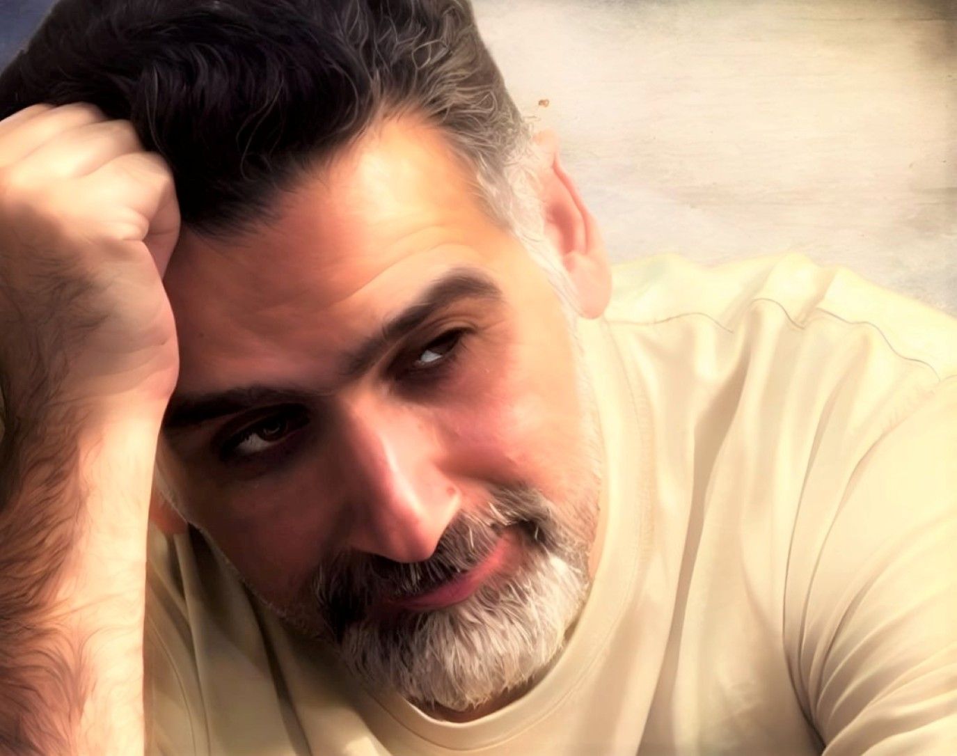 أحمد إيراج يشارك متابعيه بروفات إعادة صنع مسرحية عودة شيزبونة