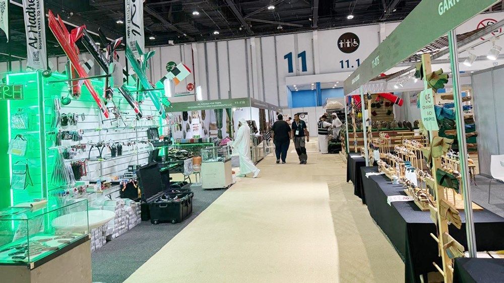 «أبوظبي الدولي للصيد والفروسية».. كاميرات ذكية وأجهزة تتبع تعزز رياضة الصقارة