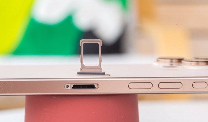 تكنولوجيا: موظفو أبل في الاتحاد الأوروبي يتلقون تدريب eSIM وهاتف iPhone 17 قد يزيل الشريحة الفعلية