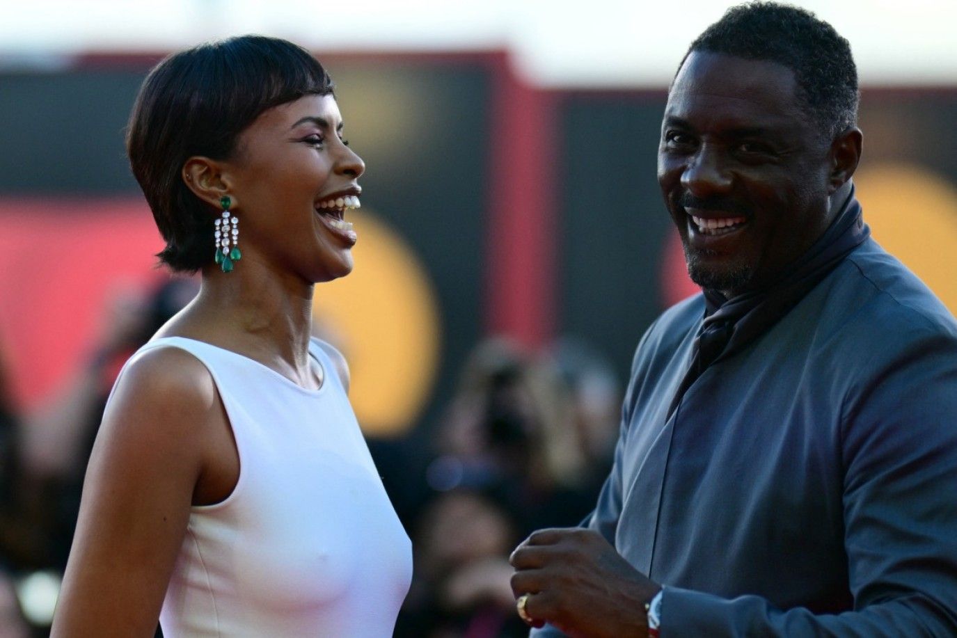 إدريس ألبا وزوجته يخطفان أنظار الكاميرات على السجادة الحمراء لفيلم "A House of Dynamite"