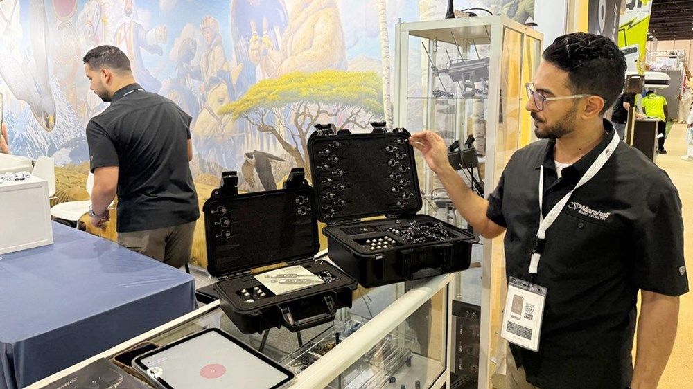 «أبوظبي الدولي للصيد والفروسية».. كاميرات ذكية وأجهزة تتبع تعزز رياضة الصقارة