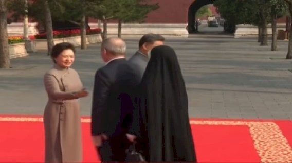 الرئيس الإيراني يرفض مصافحة زوجة الرئيس الصيني (فيديو)