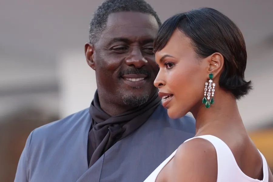 في اليوم السابع من مهرجان فينيسيا:حضور لافت لإدريس ألبا وزوجته على السجادة الحمراء وإطلالات مينيمالية أنيقة