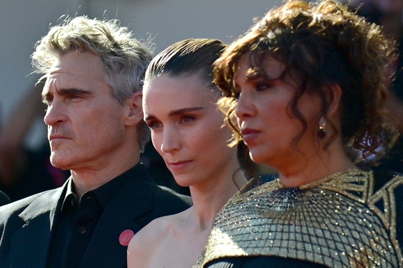 كوثر بن هنية على السجادة الحمراء لـ مهرجان فينيسيا السينمائي الدولي