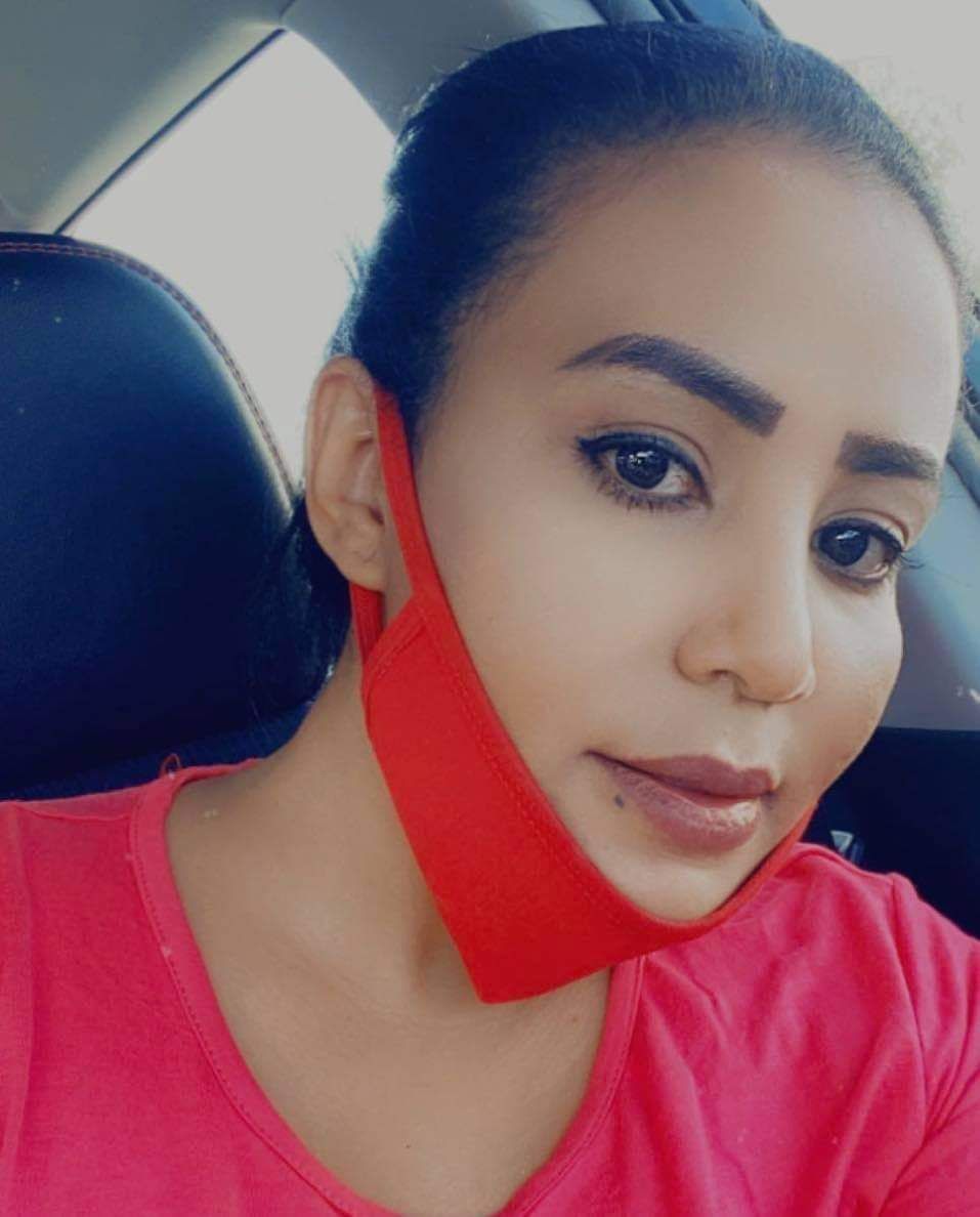 شاهد بالفيديو.. بأزياء مثيرة للجدل.. الناشطة السودانية رانيا الخضر تخطف الأضواء بإطلالة ملفتة من أمام البحر