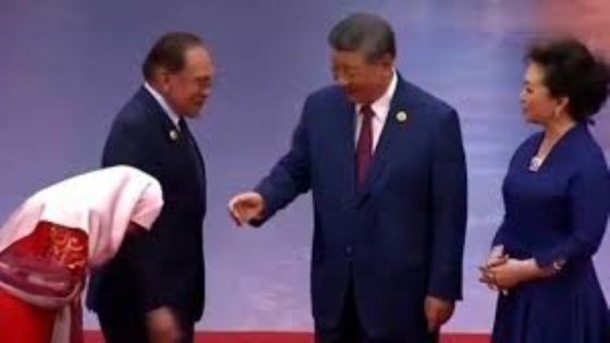 الرئيس الإيراني يرفض مصافحة زوجة الرئيس الصيني (فيديو)