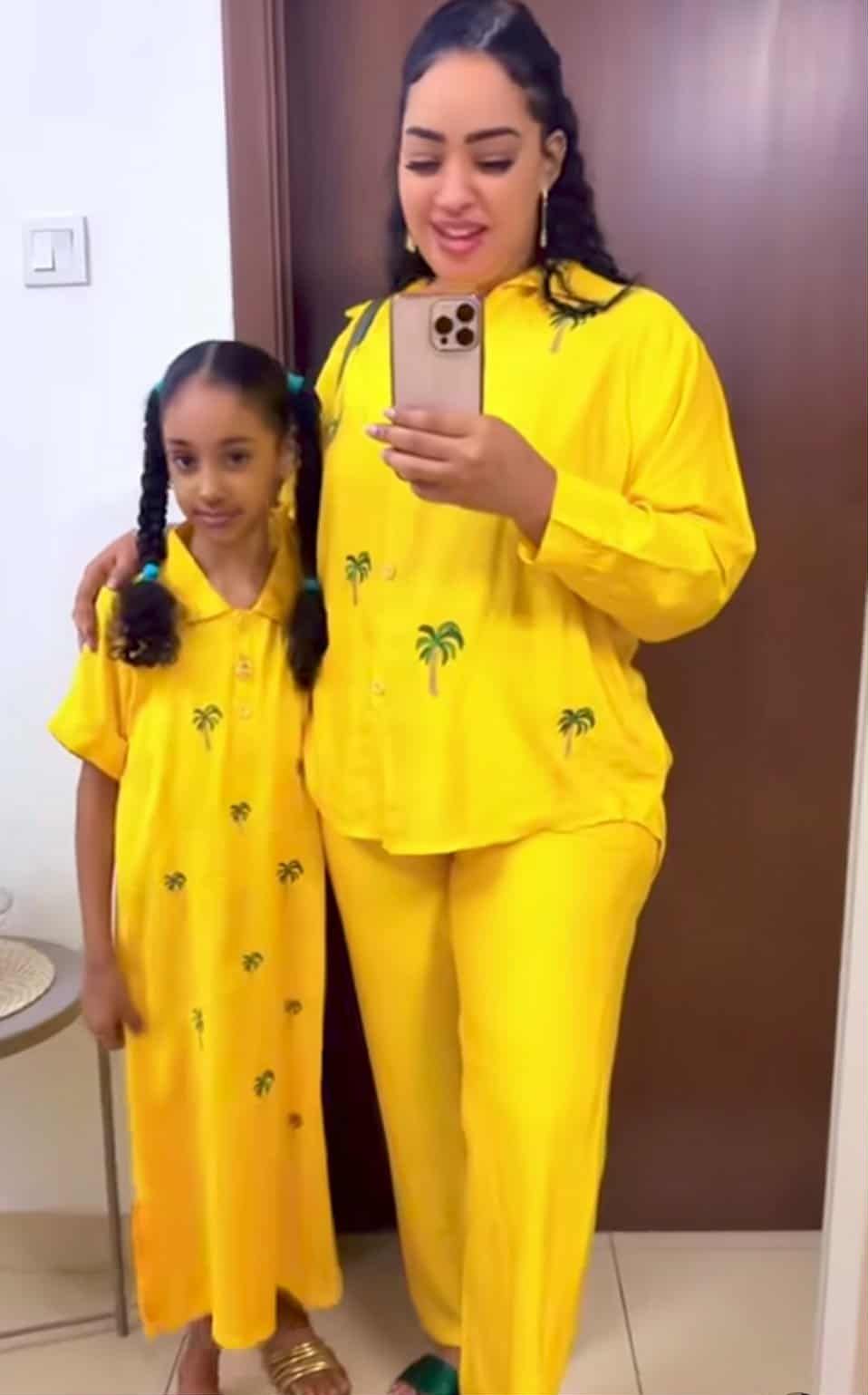 شاهد بالصورة والفيديو.. حسناء سودانية تشعل مواقع التواصل بوصلة رقص مع إبنتها على أنغام (هو ضيعنا من إيده يستحمل)