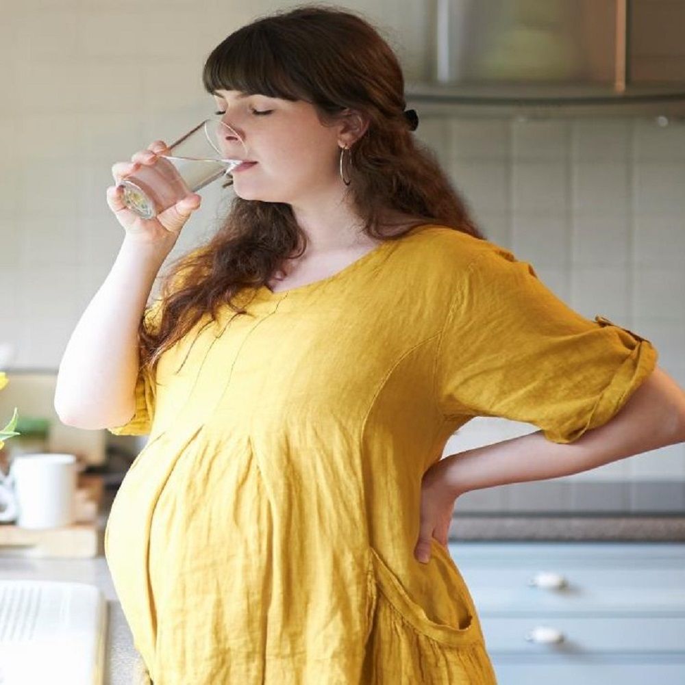 هل احتباس السوائل بجسم الحامل أمر طبيعي؟ ومتى تقلق؟