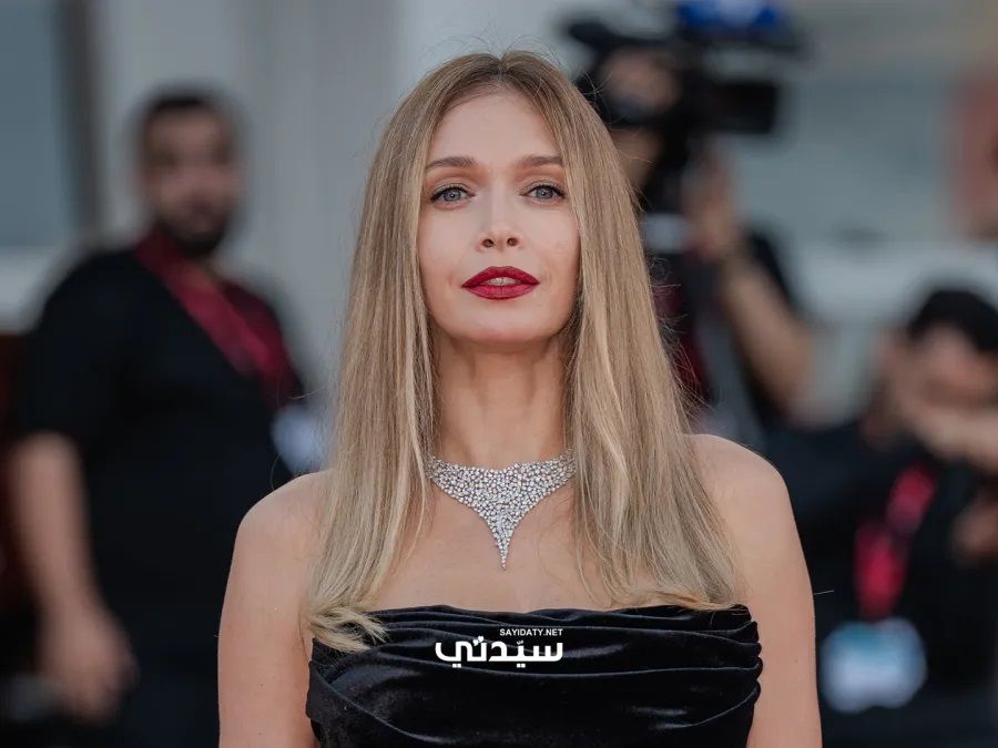 في اليوم السابع من مهرجان فينيسيا:حضور لافت لإدريس ألبا وزوجته على السجادة الحمراء وإطلالات مينيمالية أنيقة