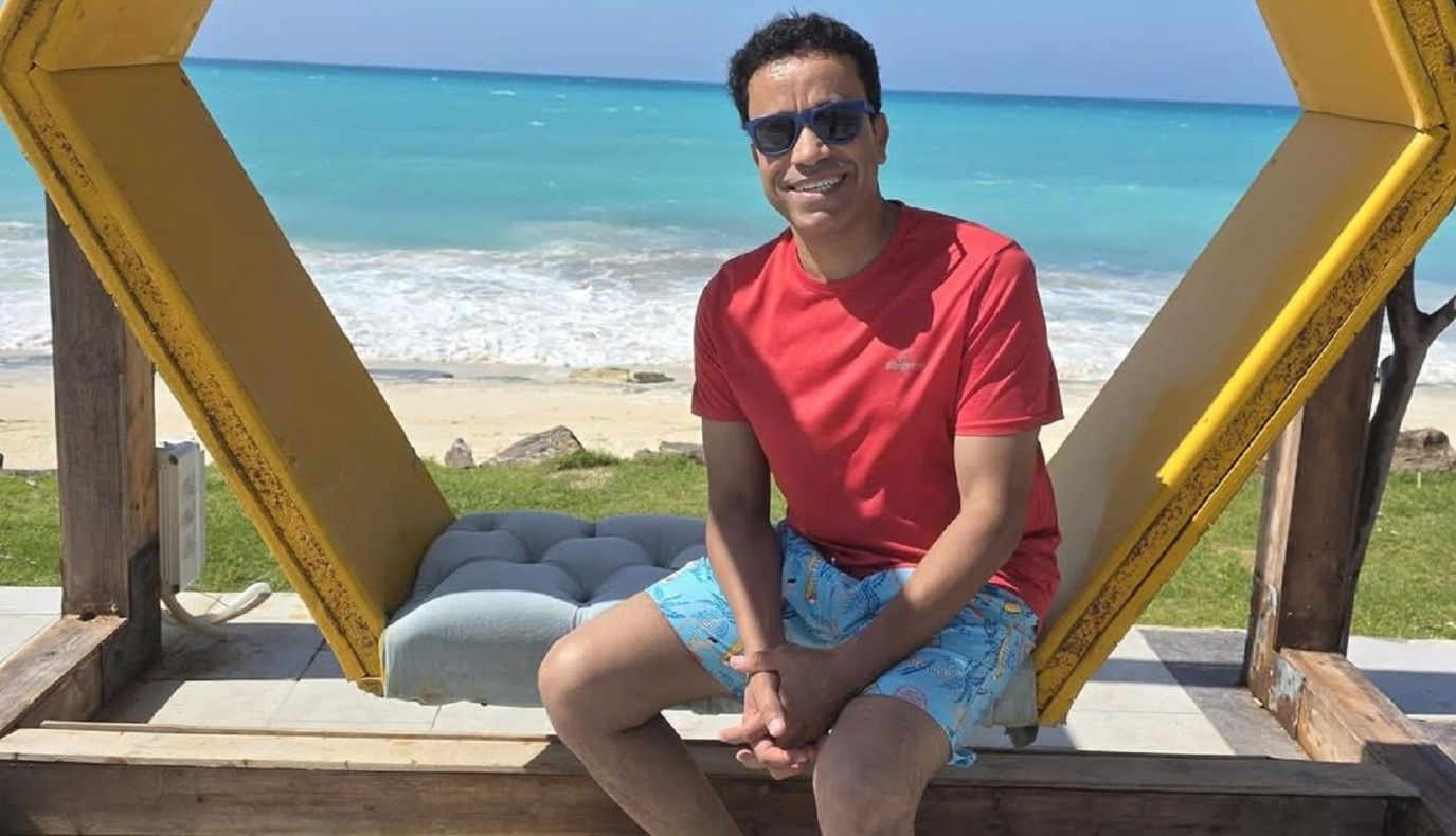 بعد تعرضه لوعكة صحية.. زوجة سامح حسين تكشف تطورات حالته
