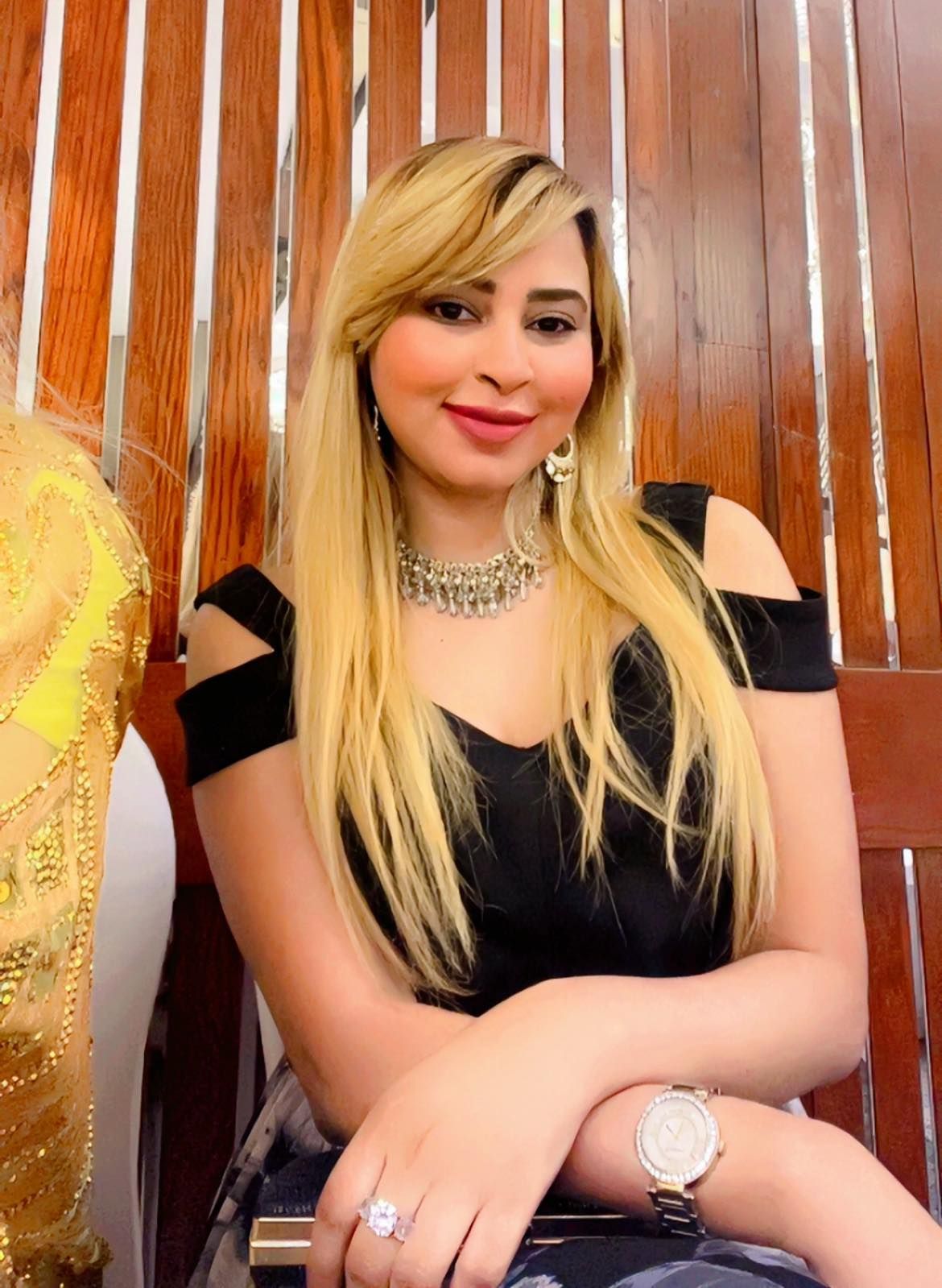 شاهد بالصورة.. مشجعة فريق الهلال السوداني الحسناء تخطف الأضواء بإطلالة مثيرة وتسأل متابعيها: (أحلى أنا ولا جورجينا؟)