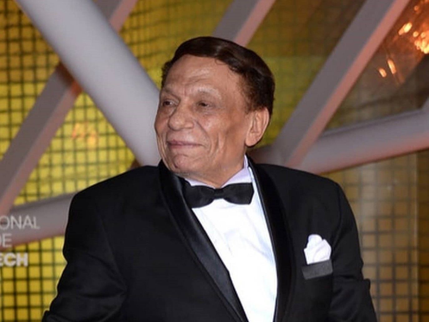 ممثل يُبرئ عادل إمام من واقعة طرد رضا حامد بمسرحية بودي جارد فماذا حدث؟