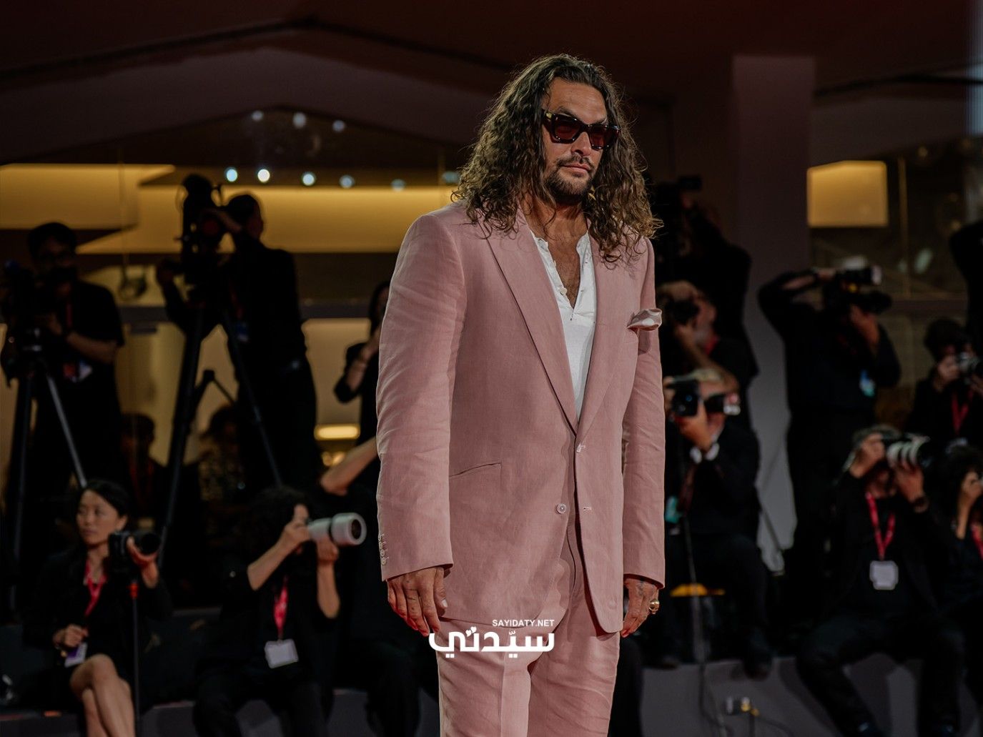 صندل وإطلالة وردية .. هكذا ظهر جيسون موموا على السجادة الحمراء لمهرجان فينيسيا 2025