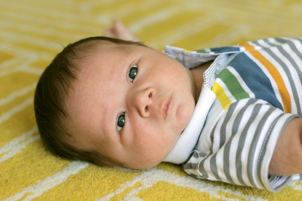 لماذا يبتسم طفلكِ حديث الولادة؟ هل لأنه سعيد؟ 