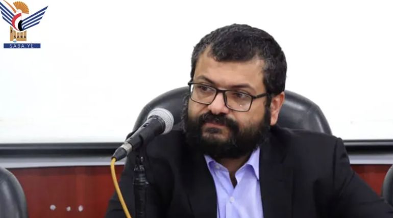 بعد أسبوع على إصابته في القصف الإسرائيلي على صنعاء...أول وزير حوثي يغادر المستشفى