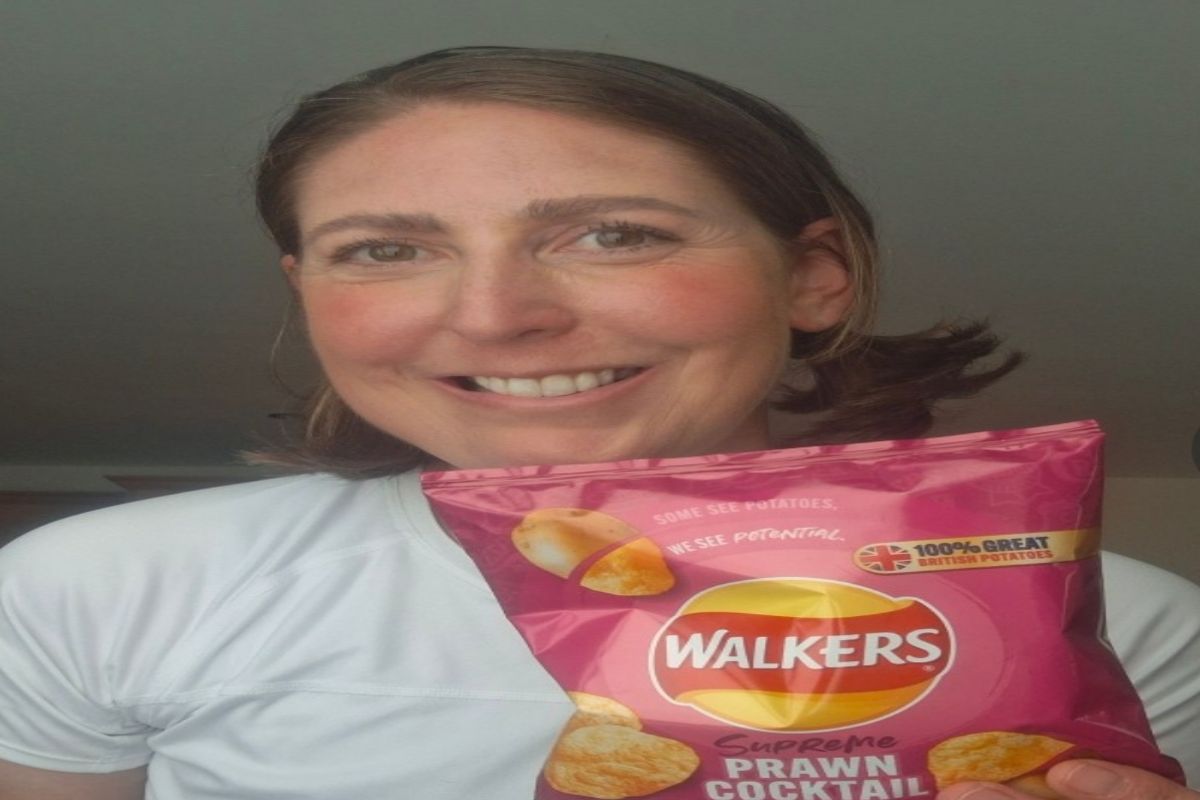 شاهد بالـصور...كيس شيبس يكشف سرطانا خفيا وينجو بامرأة من الموت قبل فوات الأوان ..."رغبة أنقذت حياتها"