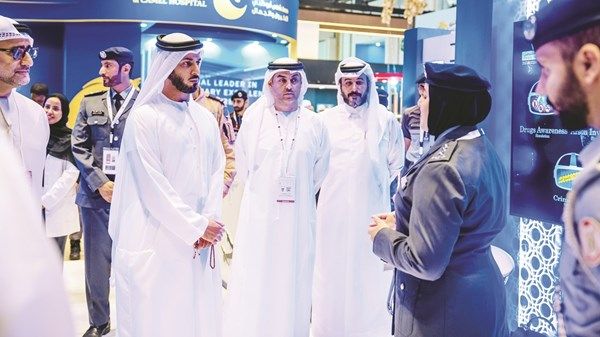 زايد بن حمد يطّلع على مبادرات ومشاريع شرطة أبوظبي في معرض «الصيد والفروسية»