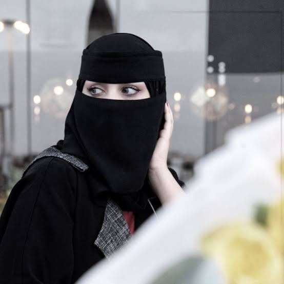 شاب يقدم على قتل زوجته