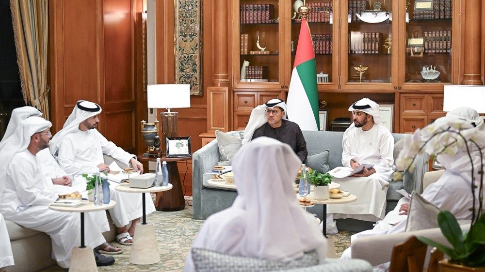 حمدان بن زايد يستقبل وفد دائرة البلديات والنقل ويطلع على أبرز المشاريع بمنطقة الظفرة