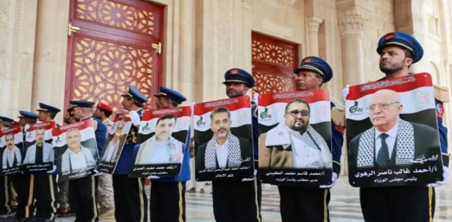 كشف المستور عن الضربة الإسرائيلية و إجراءات التمويه الحوثية...وزراء "الرهوي"سلموا هواتفهم ونقلوا بحافلات مظللة للإجتماع