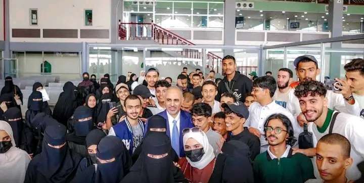 سياسي يمني "خبر حصول مئة طالب على منح من المفترض أن يعني هذه الجهة ، والتعليقات على الخبر تحمل هذا الطابع"