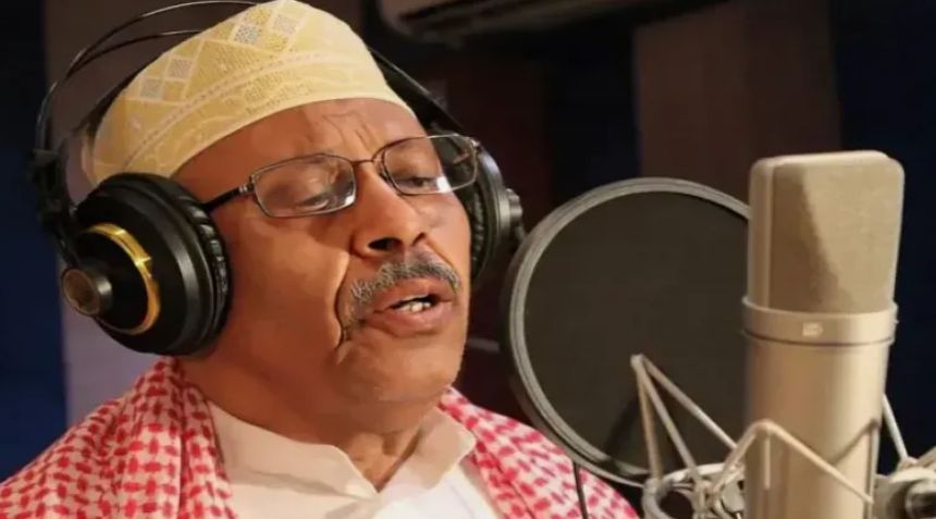 بسبب هذا الفيديو...مطالبات بإنقاذ "فنان الشعب والوطن" أيوب طارش من قبضة الحوثيين ونقله للخارج