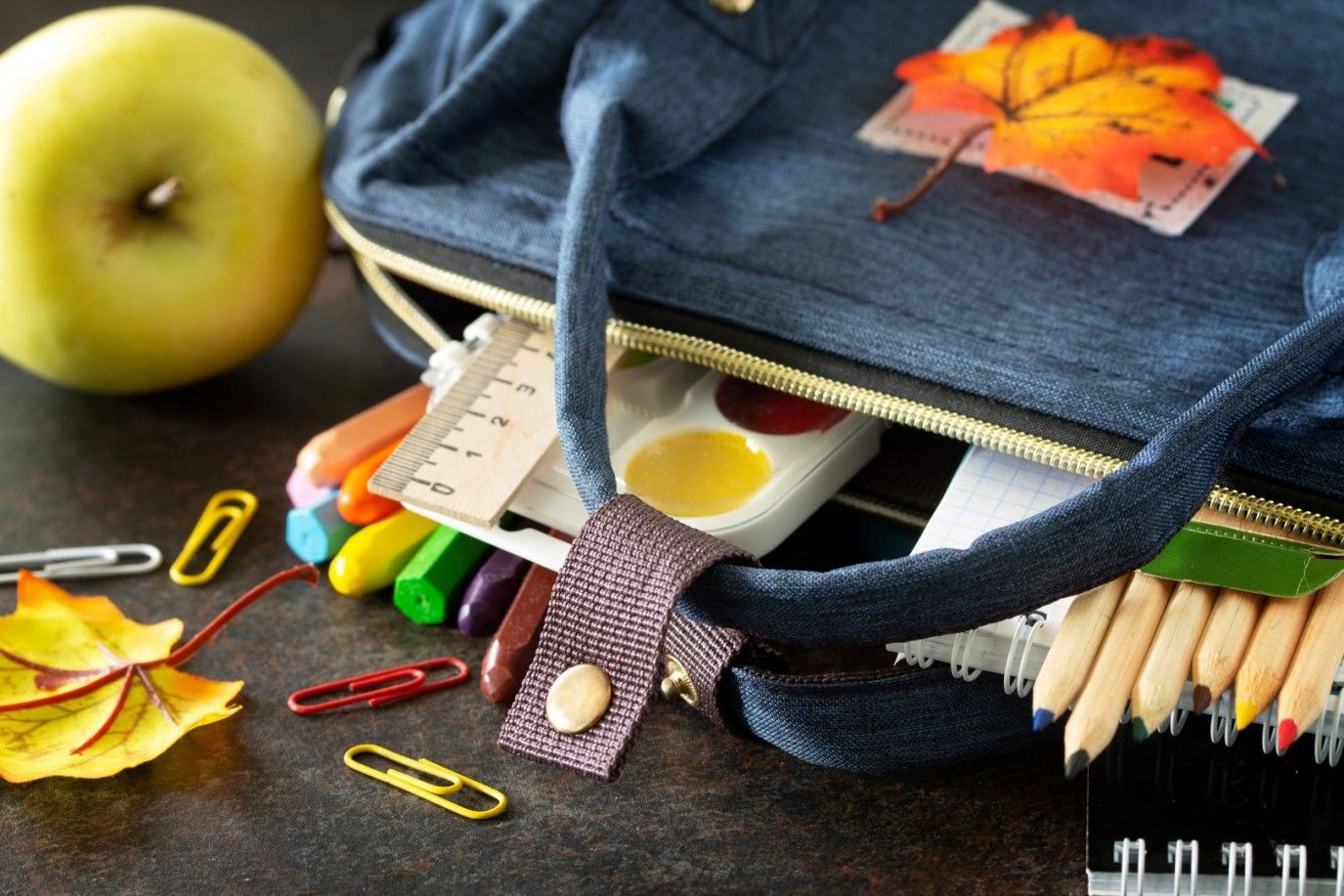 أشياء غريبة اصطحبها الأطفال معهم في حقائبهم المدرسية 