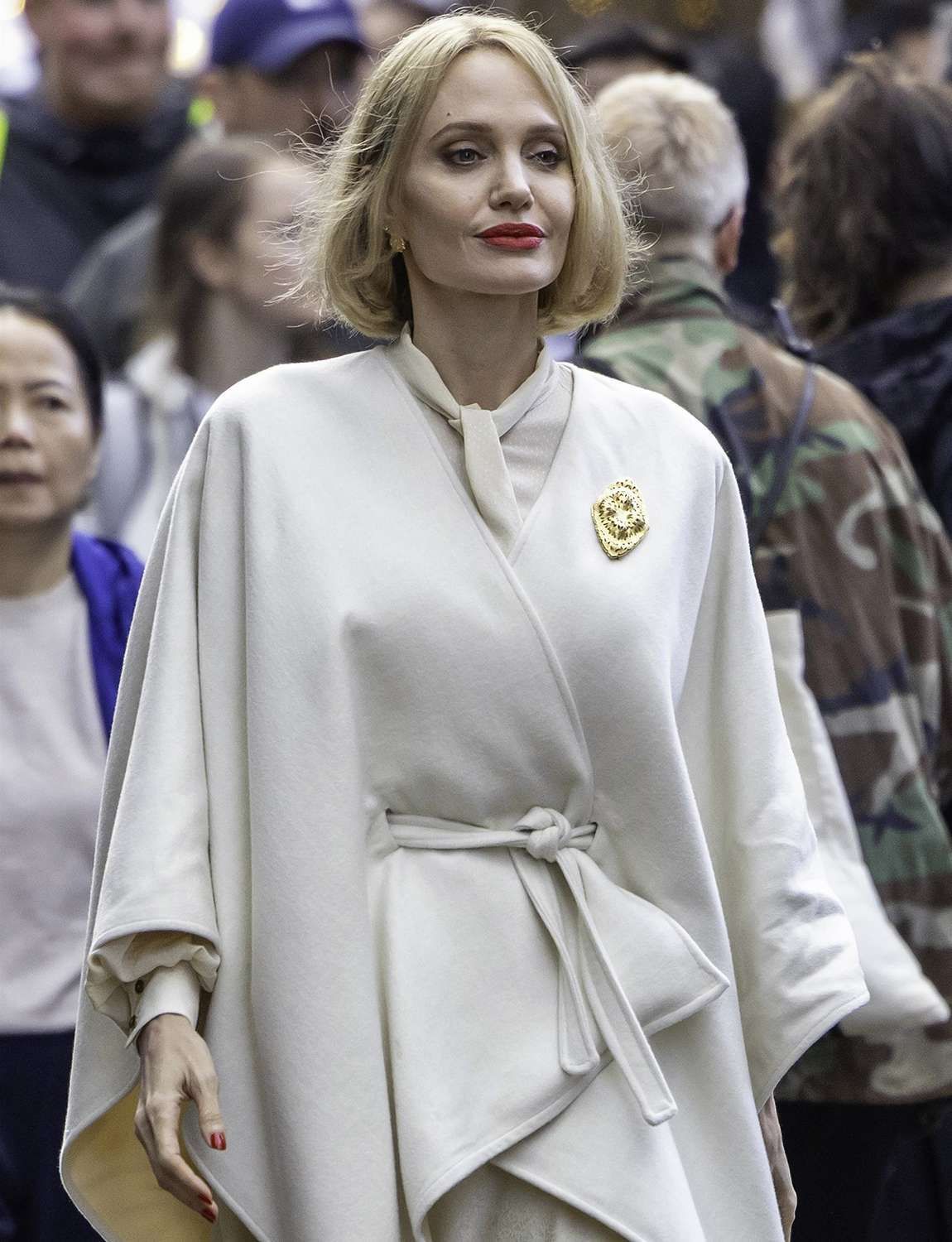 صور جديدة تكشف لوك أنجلينا جولي في كواليس فيلمها المقبل…ما رأيكم؟