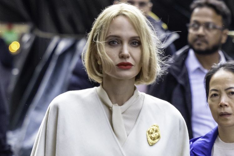 صور جديدة تكشف لوك أنجلينا جولي في كواليس فيلمها المقبل…ما رأيكم؟