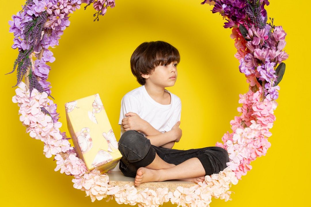 مشكلتي: طفلي يتحدث مع نفسه وصديقه الوهمي ... متى يصبح الأمر خطراً؟ 