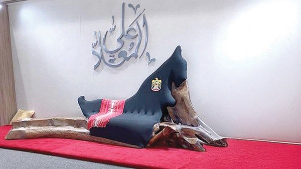 «شيخ الاستدامة».. يحوّل مخلفات الأشجار إلى روائع ثقافية