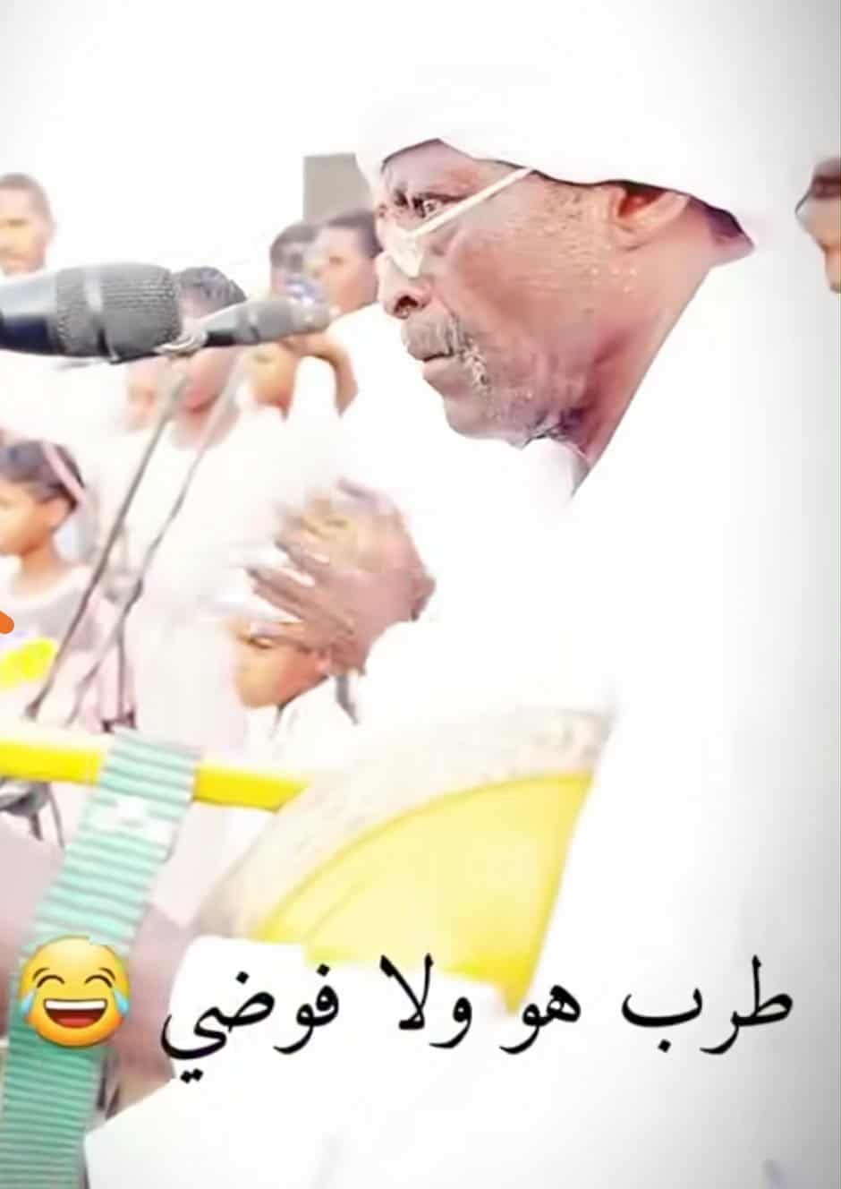 شاهد بالفيديو.. فنان الطمبور “الفارس” صاحب المقطع الشهير يشعل حفل غنائي بالشمالية وأحد المعجبين يتفاعل ويدخل في حالة هستيرية ويدفن رأسه بـ(التراب)