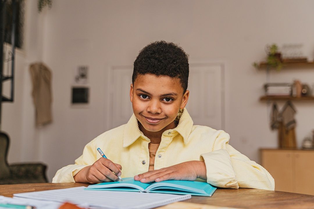 هل أُساعد طفلي في عمل الواجب؟ أم أترك له مساحة ليستقل؟