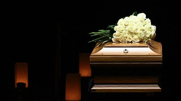 ميلانو تُلقي النظرة الأخيرة على "الملك" أرماني