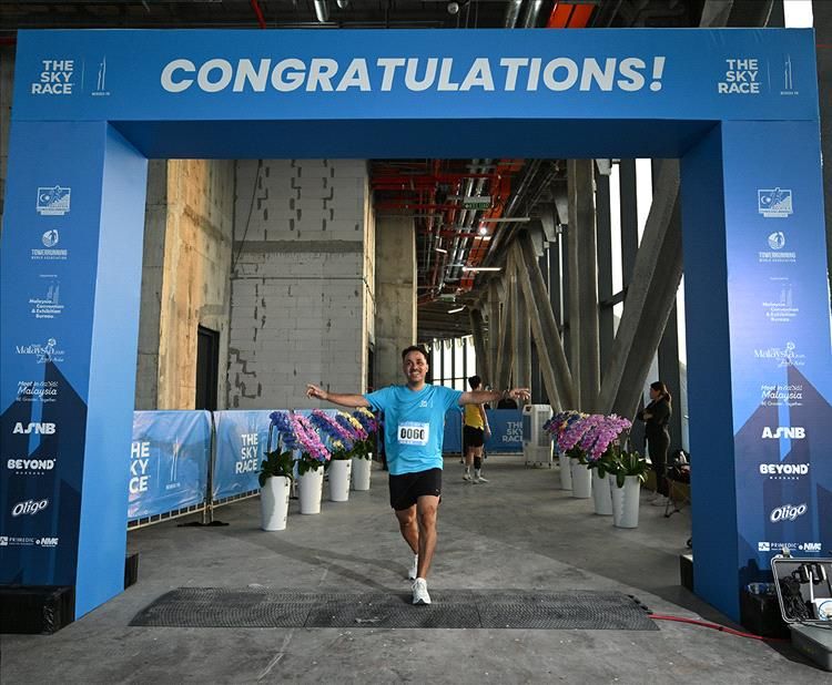 يمني يشارك في أطول سباق عمودي بالعالم في ثاني أطول مبنى على وجه الأرض