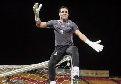 «الحضري رفض طلب وزير الرياضة للصلح مع حسام حسن».. نجم الأهلي السابق يكشف مفاجأة