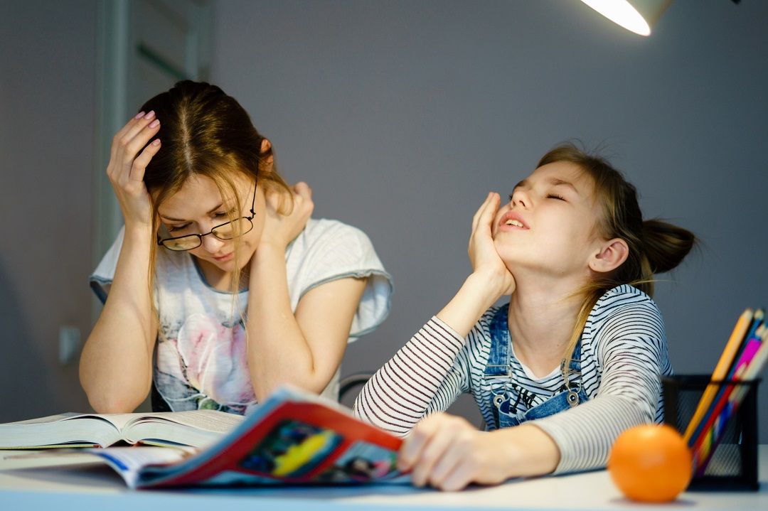 هل أُساعد طفلي في عمل الواجب؟ أم أترك له مساحة ليستقل؟