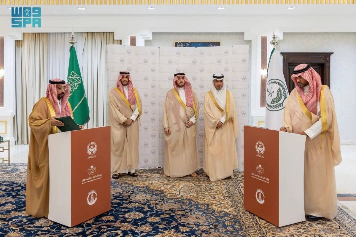 وزير البلديات والإسكان يبحث تعزيز الاستثمارات في مجالات التطوير الحضري والعقاري بالجوف