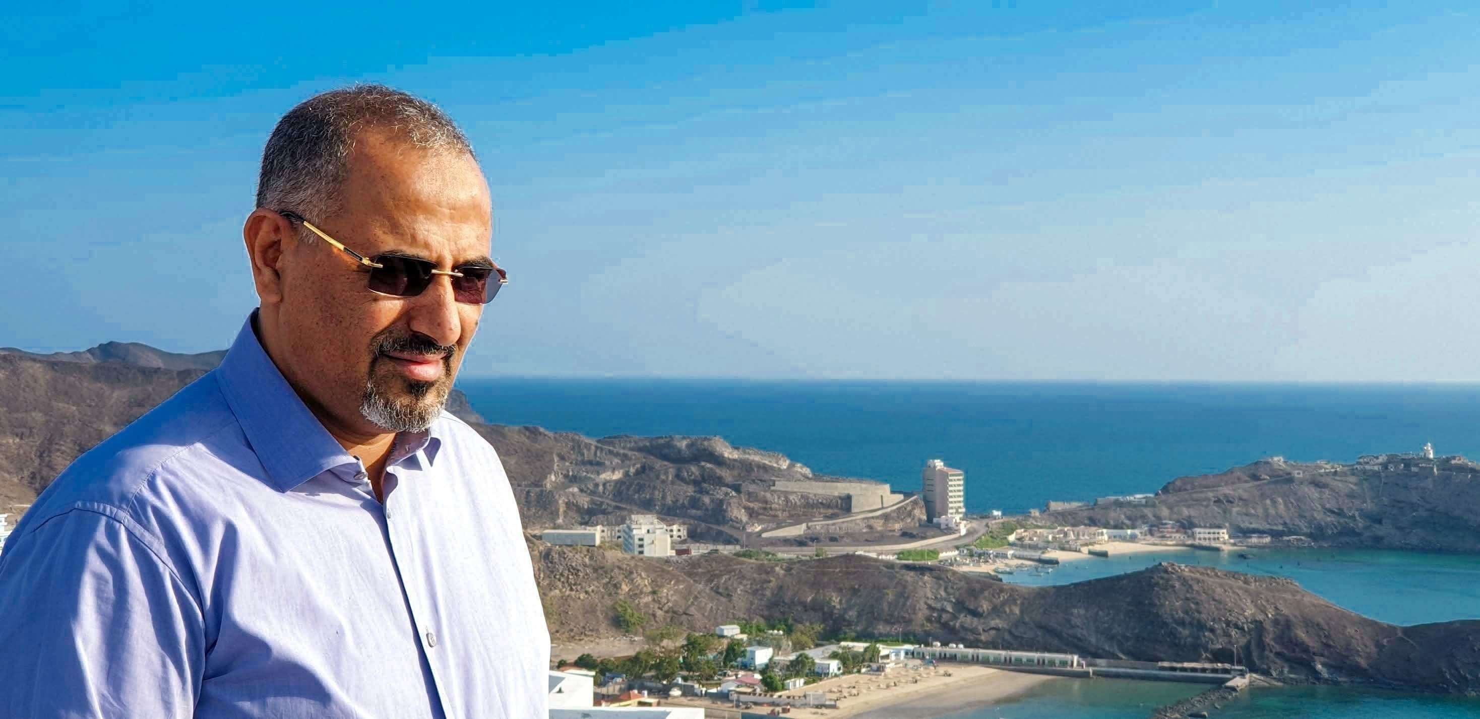 ظهور جديد لعيدروس الزبيدي من فوق جبل في عدن