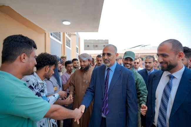 الرئيس الزُبيدي يفتتح قسم الرقود ويضع حجر الأساس لأقسام طبية متقدمة بمستشفى عبود العسكري