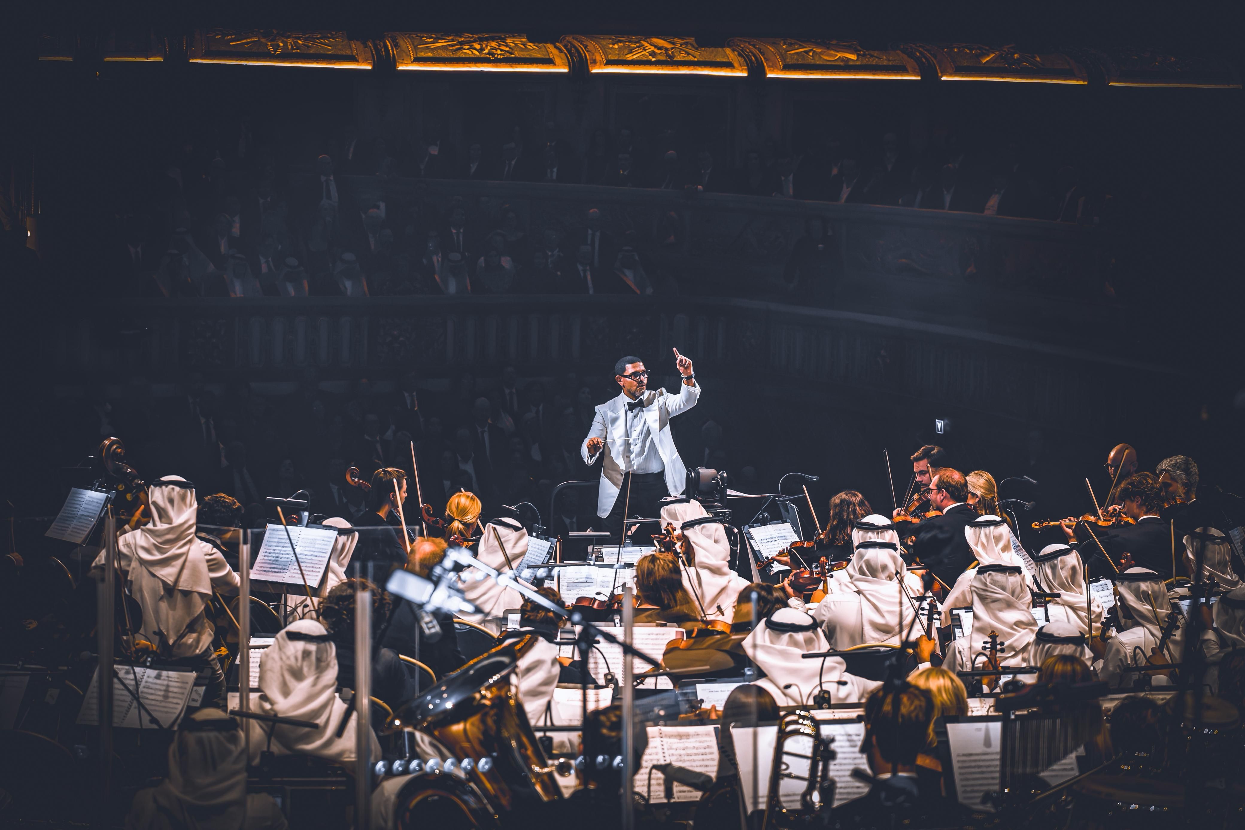 هاني فرحات يسطر تاريخًا جديدًا للموسيقى العربية.. ومحمد عبده: فرحتي بك لا توصف يا ابني   