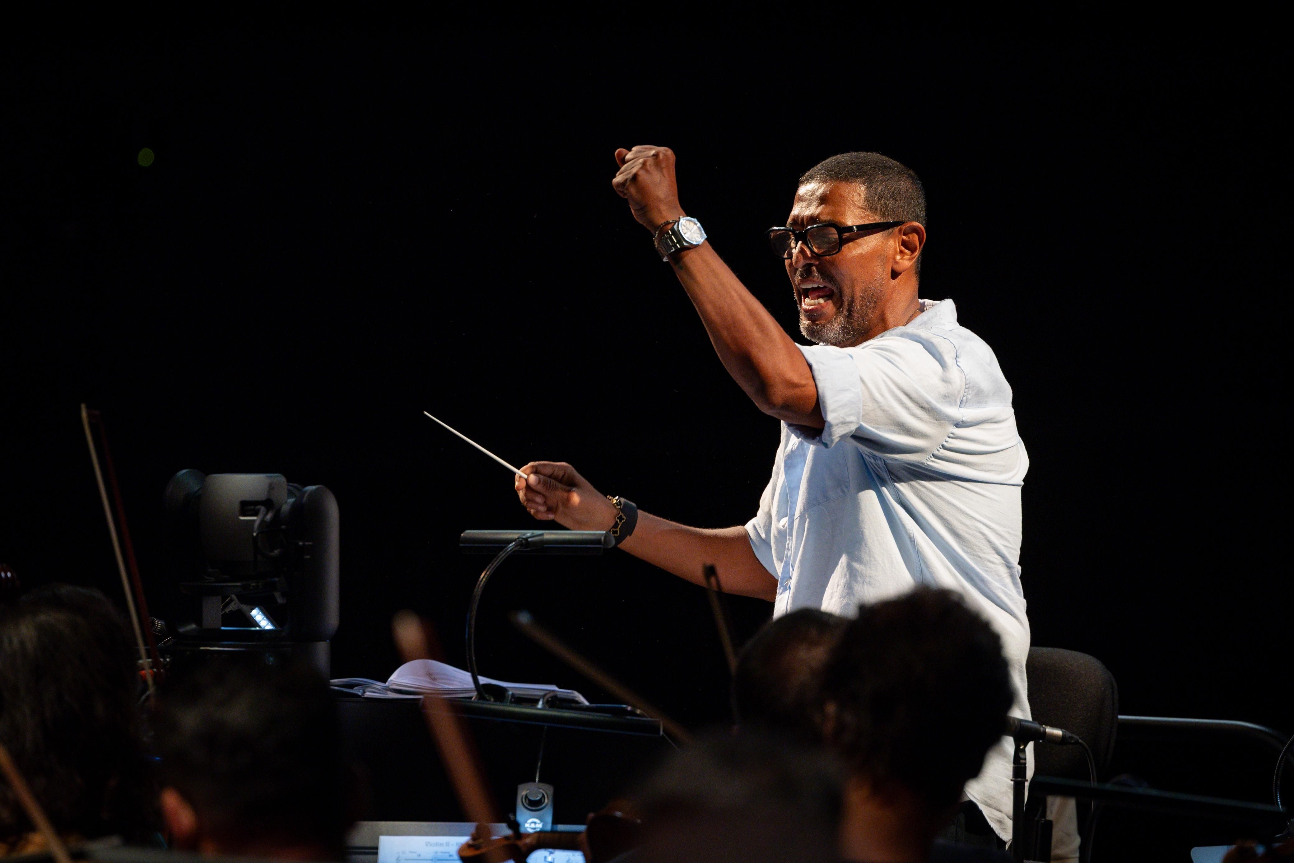 هاني فرحات يسطر تاريخًا جديدًا للموسيقى العربية.. ومحمد عبده: فرحتي بك لا توصف يا ابني   