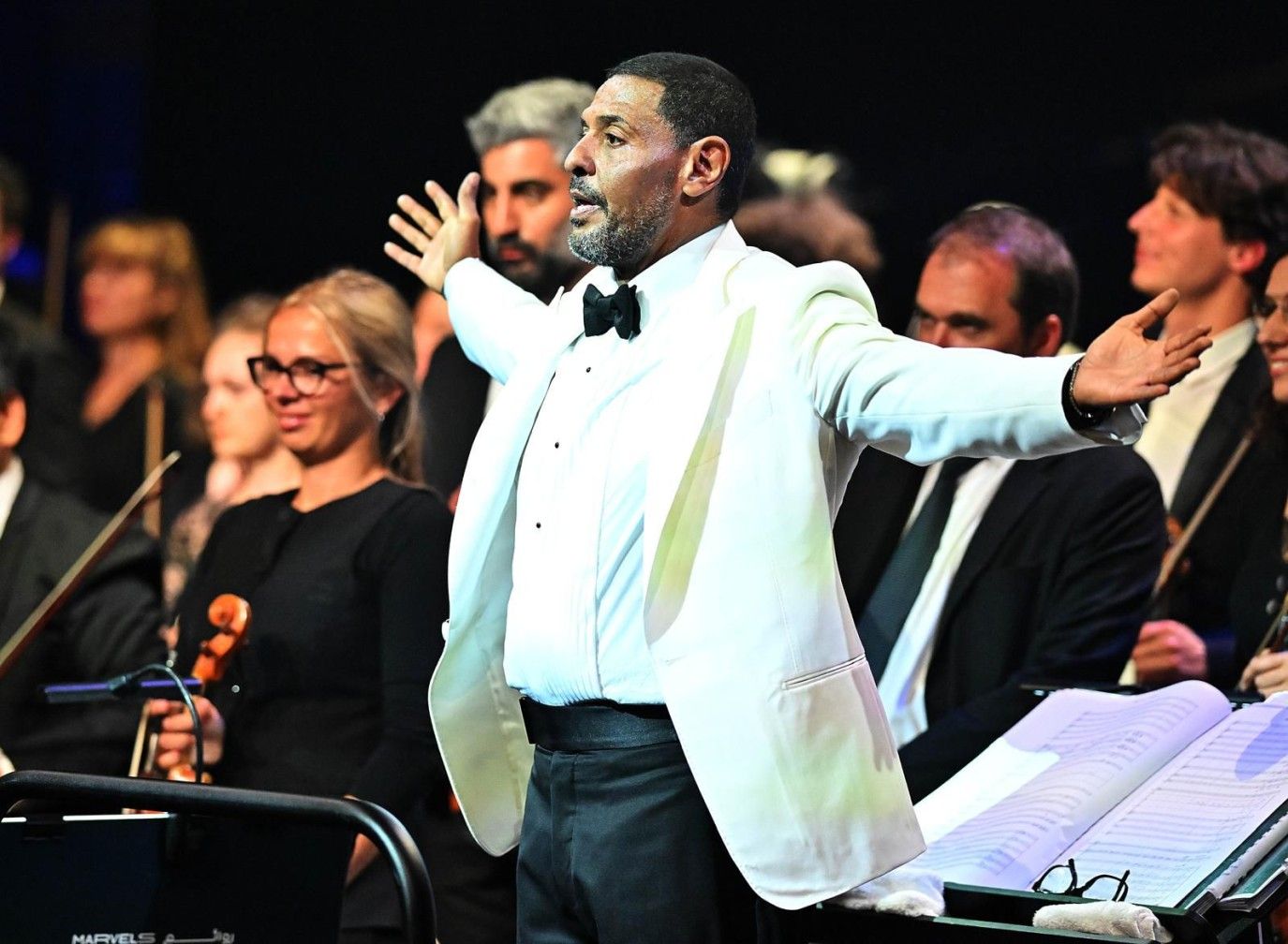 هاني فرحات يسطر تاريخًا جديدًا للموسيقى العربية.. ومحمد عبده: فرحتي بك لا توصف يا ابني   